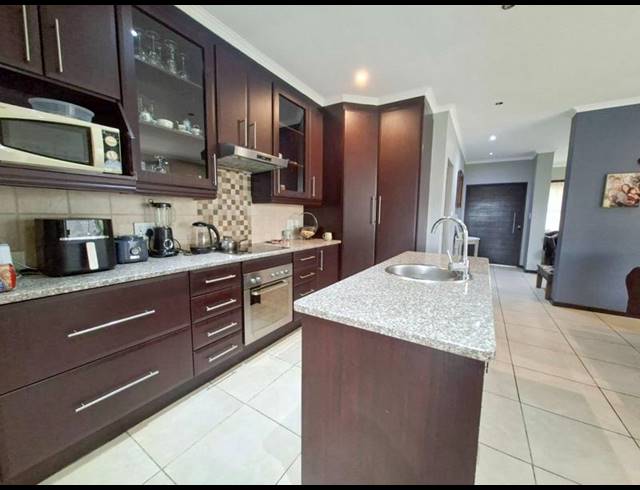 3 BEDROOM HOUSE FOR SALE IN MIDSTREAM ESTATE